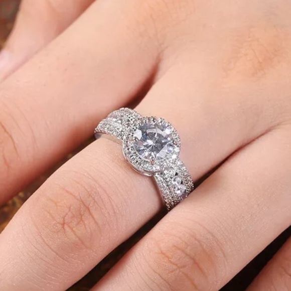 ¥ NEW 925 STERLING SILVER DIAMOND HALO RING - Picture 2 of 3